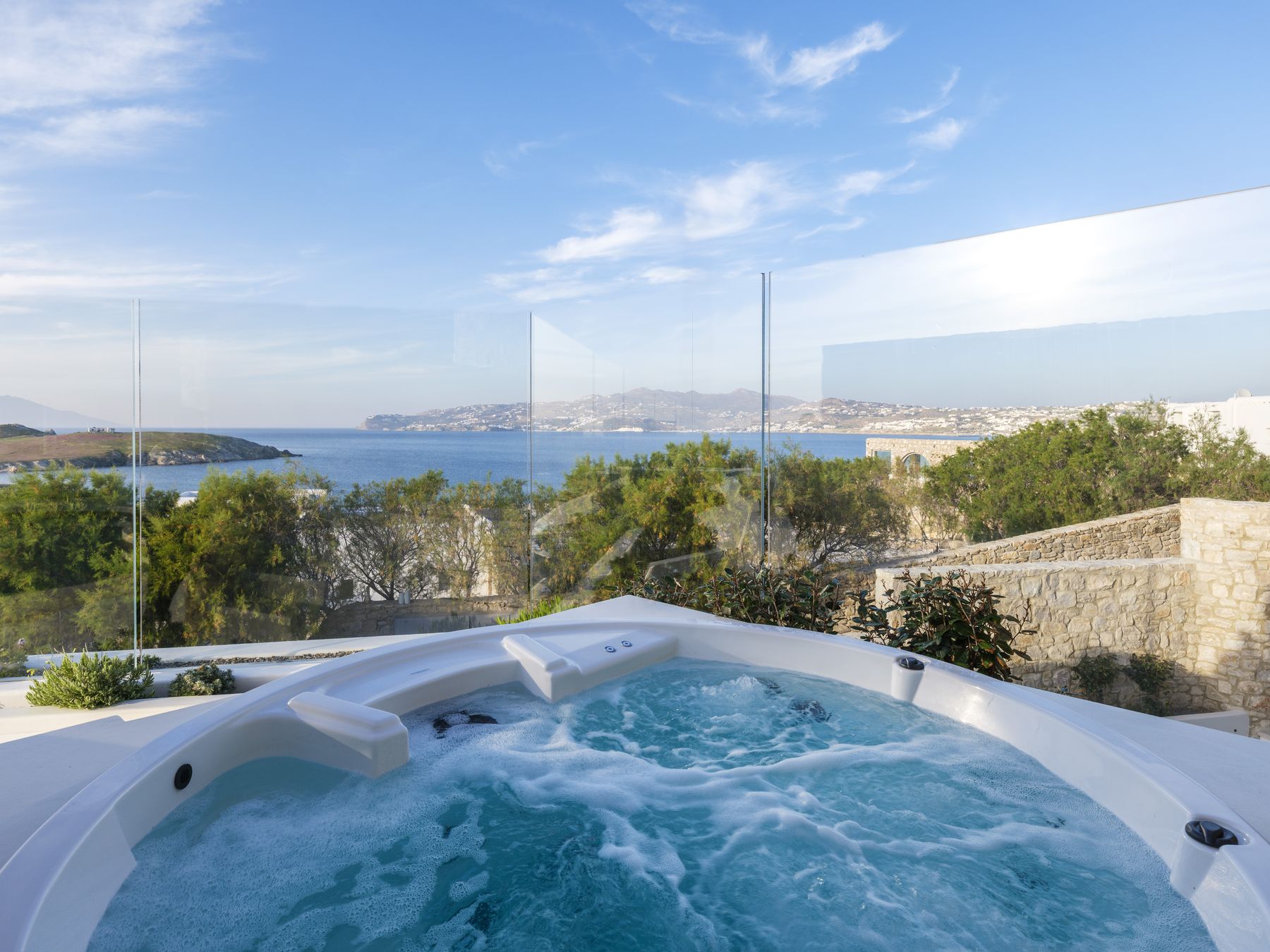 Large jacuzzi with sea view